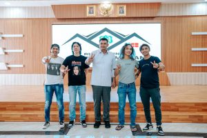 Bobby Nasution menyambut ramah kedatangan grup band Slank, Kunjungan ini dilakukan untuk bersilaturahmi sebelum tampil di acara puncak Pesta Rakyat Simpedes (PRS) BRI yang digelar di Lapangan Benteng Medan
