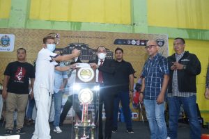 Gubsu Edy Rahmayadi memberikan piala dan hadiah kepada pemenang Sumut Koi Show 2022 Piala Gubsu Edy Rahmayadi