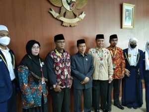 Pimpinan DPRD Kota Medan, H. Rajudin Sagala menerima kunjungan puluhan siswa dan tenaga pendidik SMP Islam Annizam Medan di gedung DPRD Medan