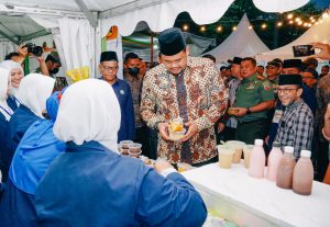 Wali Kota Medan Bobby Nasution membuka Pekan Kuliner Halal, Aman dan Sehat (KHAS) yang digelar di Jalan Masjid Raya Medan