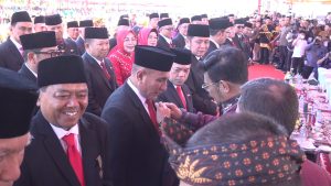 Edy Rahmayadi Terima Anugerah Satya Lencana Wira Karya di Penas KTNA XVI Padang