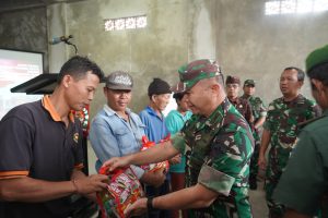 Dandim Klungkung Dampingi Brigjen TNI Agus Muchlis Bagi-Bagi Sembako