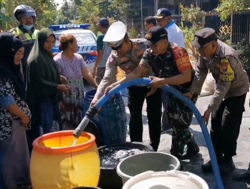 Babinsa Deket Bantu Distribusikan Air Bersih