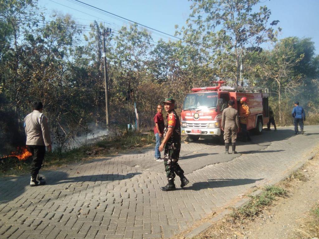 Babinsa Kembangbahu Padamkan Api di Dusun Randekan