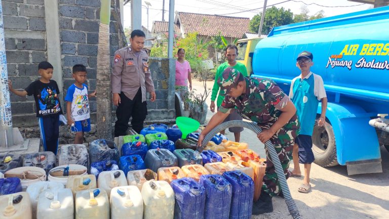 Babinsa dan Bhabinkamtibmas Kecamatan Sambeng Distribusikan Air Bersih