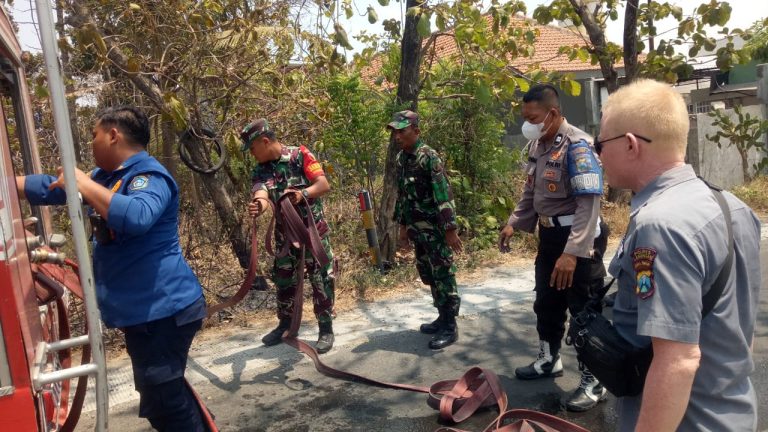 Babinsa dan Bhabinkamtibmas Kembangbahu Berjibaku Padamkan Api