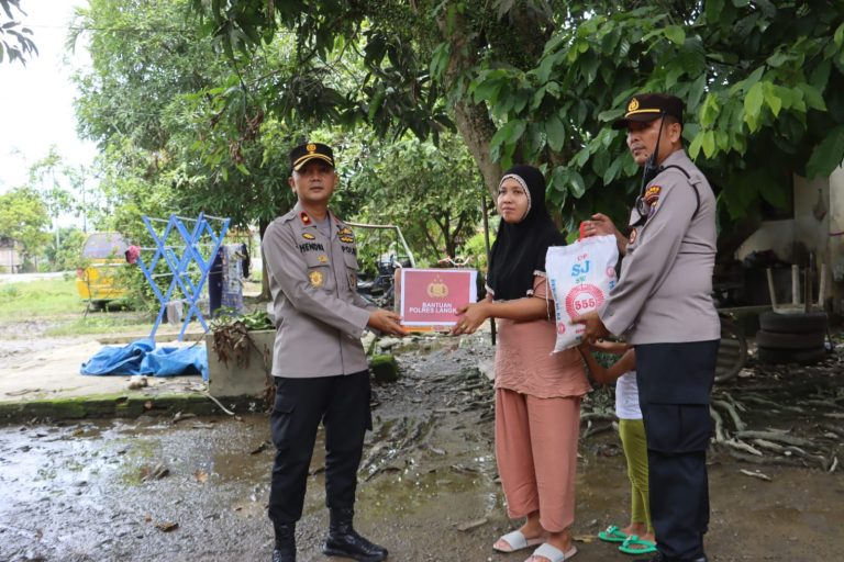 Banjir Di Padang Tualang, Kapolres Langkat Salurkan Bantuan Sembako