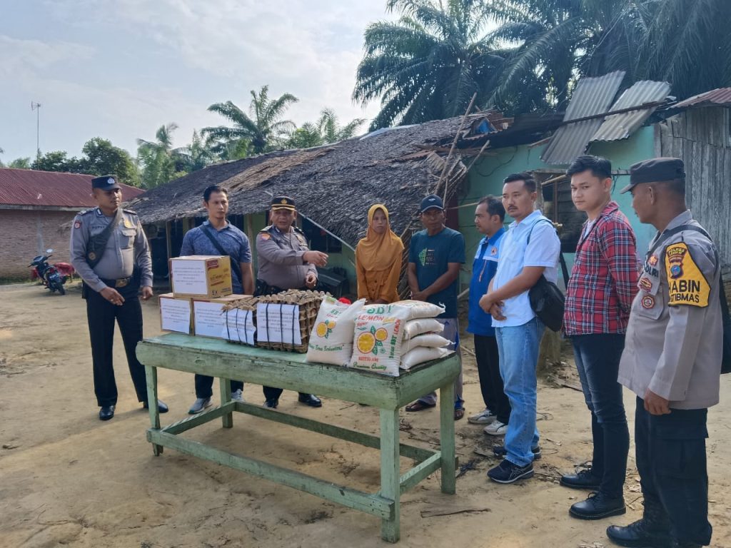 Bencana Puting Beliung Di P. Susu, Kapolres Langkat Salurkan Bantuan Kepada Korban