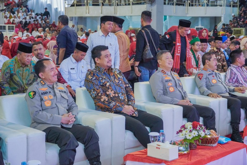 Bobby Nasution Dampingi Wakapolri Serahkan 5.000 Paket Sembako 