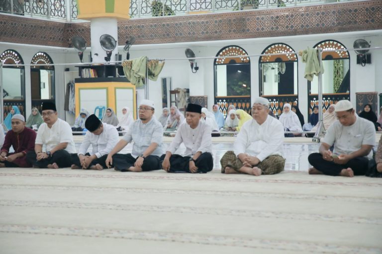 Bupati Asahan Ikuti Pengajian Subuh