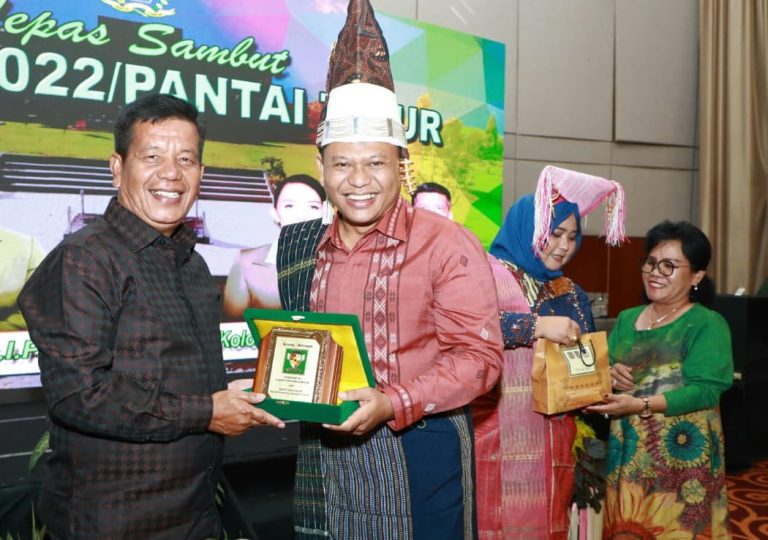 Bupati Simalungun Radiapoh Hasiholan Sinaga hadiri pisah sambut Dandrem 022 PT