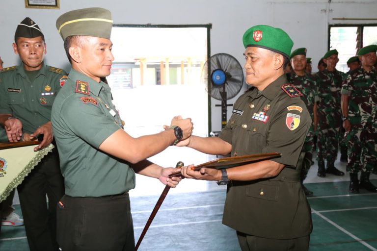 Dandim Letkol Ketut Wira Lepas 2 Perwira Terbaik  