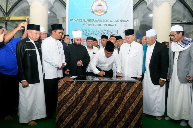 Gubernur Edy Rahmayadi Tandatangani Prasasti Masjid Agung Medan