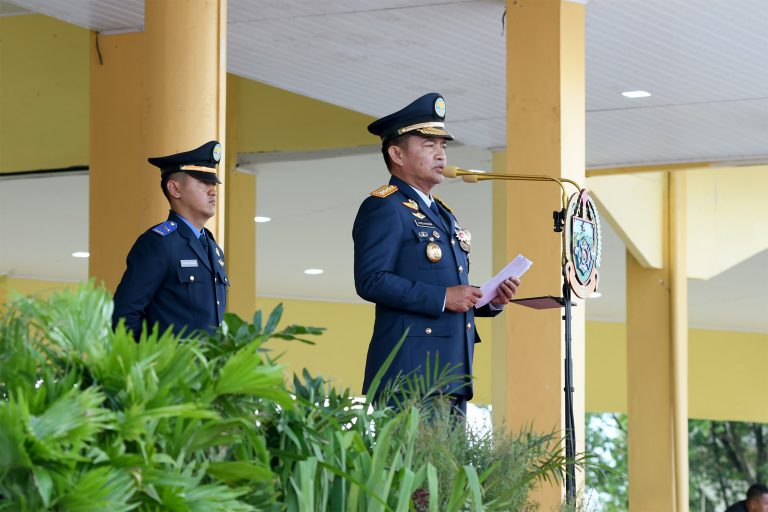 Hassanudin Serahkan Penghargaan kepada ASN yang Berjasa di Bidang Transportasi