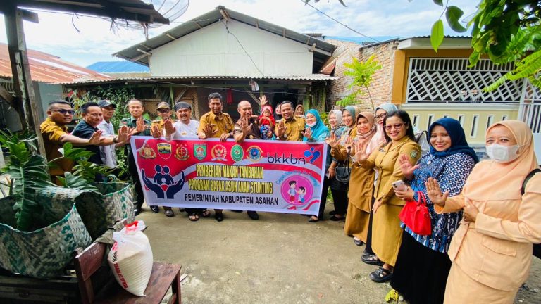 Kadis P2KBP3A Asahan dan Kajari Asahan Berikan Makanan Tambahan Untuk Anak Stunting