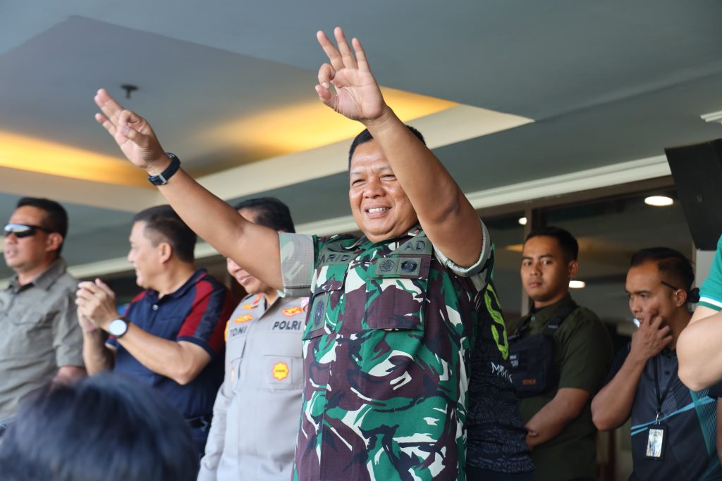 Pangdam Mayjen TNI Farid Makruf Pantau Langsung Pertandingan Persebaya VS Arema