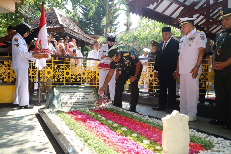 Pangdam Mayjen TNI Farid Makruf Ziarah ke Makam Presiden RI ke-4