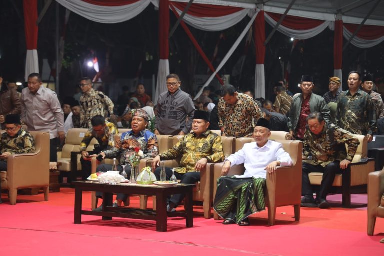 Panglima TNI dan Pangdam Brawijaya Nobar Wayang Kulit Bareng Santri dan Masyarakat