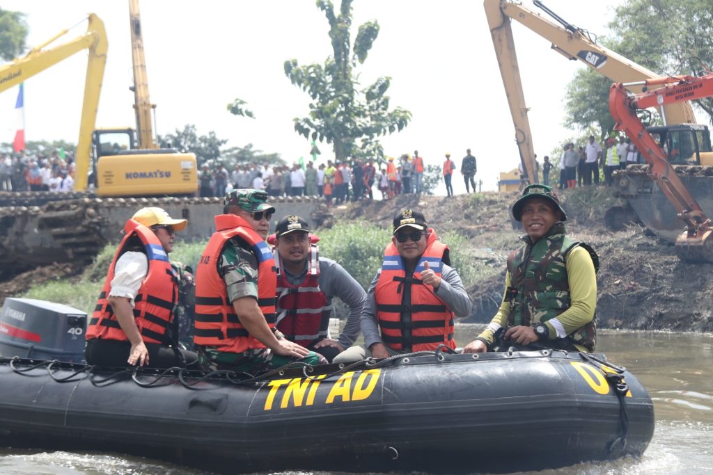 Pj Gubernur Sumut Bersama KASAD Ikut Gotong Royong Bersihkan Sungai Deli