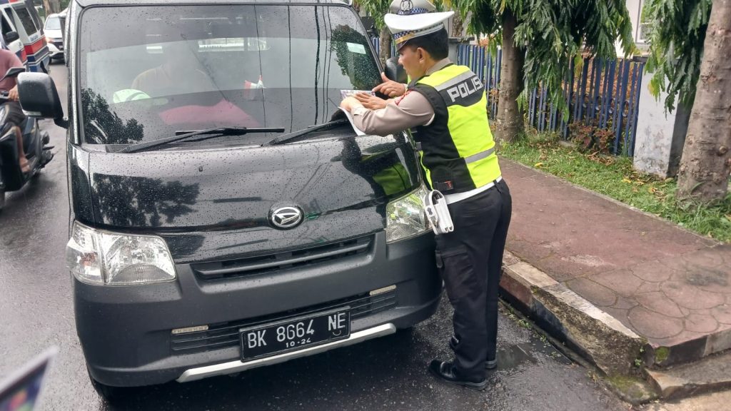 Polres Siantar Sebar Brosur dan Tempel Stiker Himbauan Tertib Berlalulintas