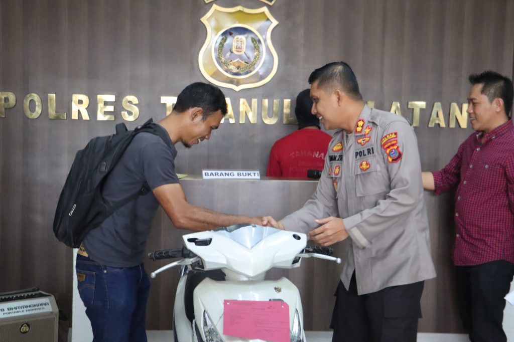 Polres Tapsel Kembalikan Motor Curian Ke Korbannya