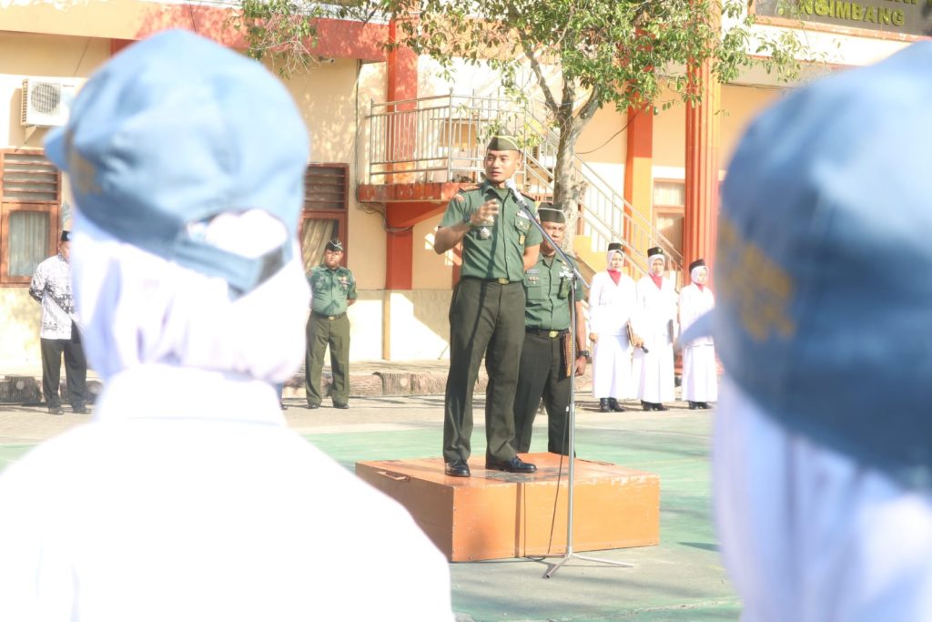 Senin Berkibar, Dandim Lamongan Berikan Motivasi dan Wawasan Kebangsaan