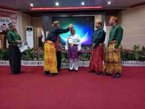 Suku Bugis Berikan Songkok Bone Sulawesi Selatan Kepada Ketua FPK dan Wabup Banyuasin 