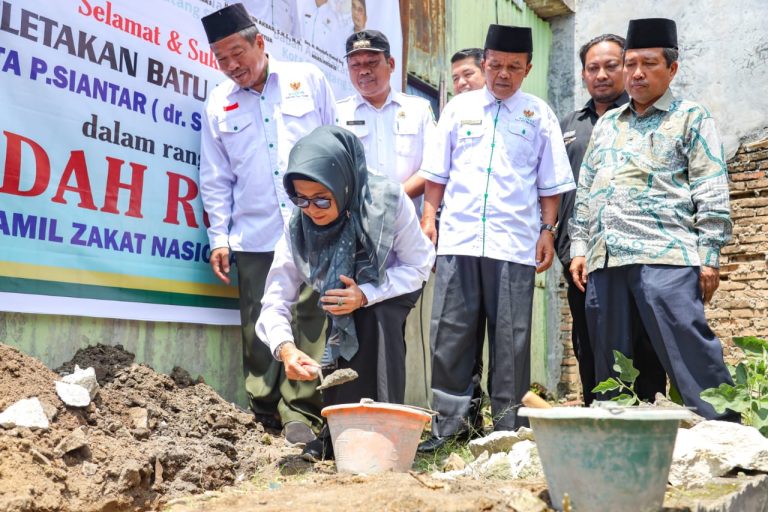 Susanti Letakkan Batu Pertama Bedah Rumah yang Digelar BAZNAS Kota Siantar