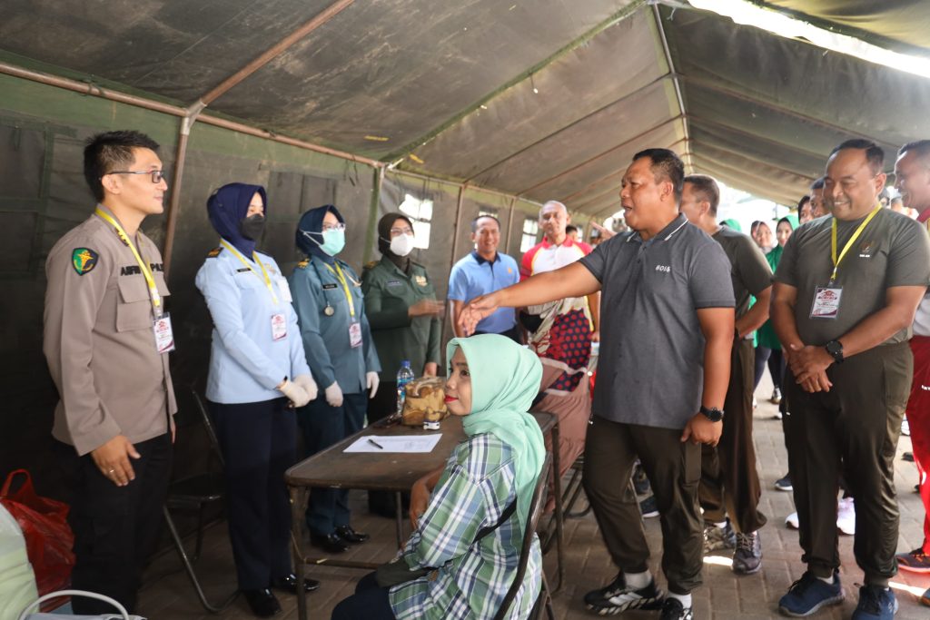 Mayjen TNI Farid Makruf, M. A. Tinjau Baksos dan Bazar Murah