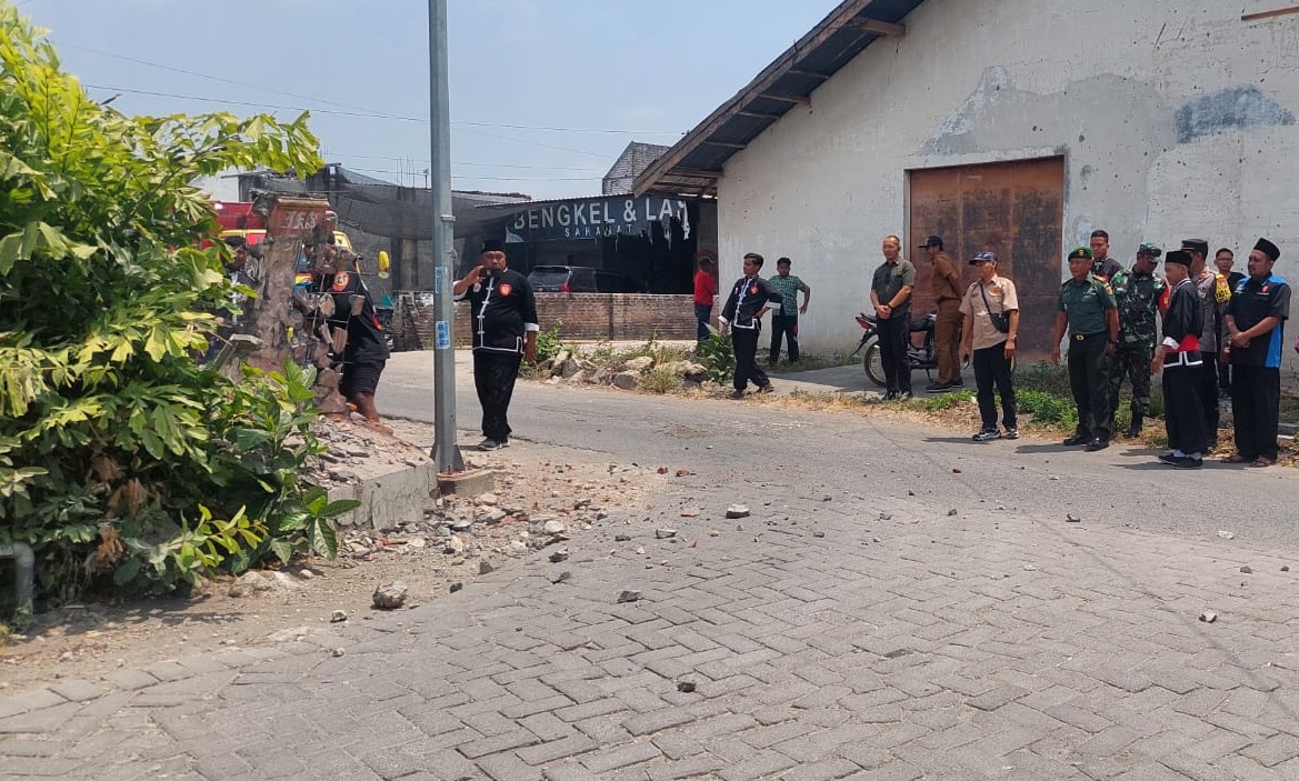 Tugu Perguruan Silat Di Sambeng Dibongkar Pendekar