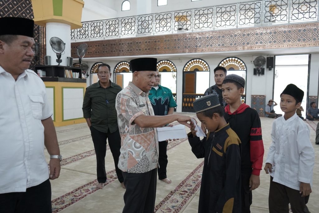 100 Anak Yatim dan 100 Tukang Becak Terima Santunan dari Bupati Asahan 