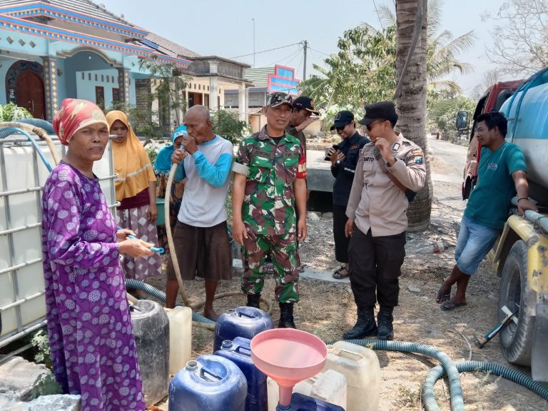 Babinsa dan Bhabinkamtibmas Distribusikan Air Bersih di Desa Sukomalo