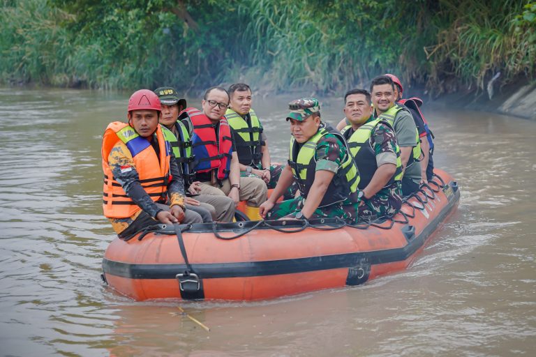 Bobby Nasution bersama Pangdam IBB Susuri Sungai Deli