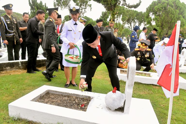 HUT Ke-78 TNI Pj Gubernur Sumut Ziarahi Makam Gubernur Marah Halim Harahap dan Raja Inal Siregar