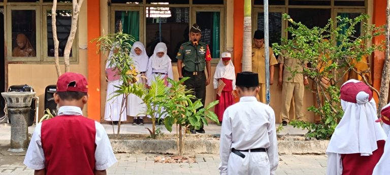 Koramil di Jajaran Kodim Lamongan Gencarkan Senin Berkibar