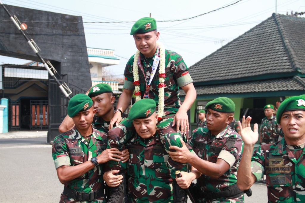 Letkol Inf Dedyk Wahyu Widodo Relakan Punggungnya Dinaiki Prajurit Berpangkat Pratu