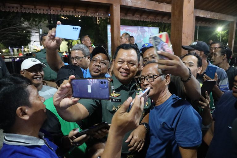 Pangdam Brawijaya Sapa Pedagang Pasar Malam Kodam