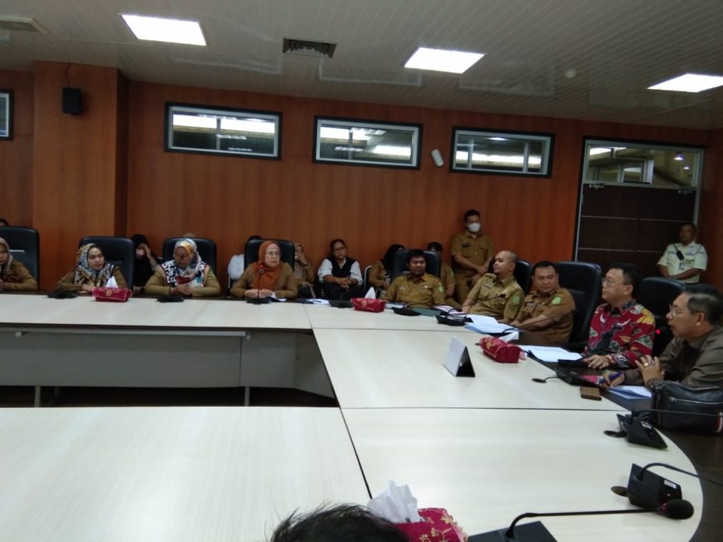 Ratusan Guru Honorer Sampaikan Aspirasi ke DPRD Kota Medan