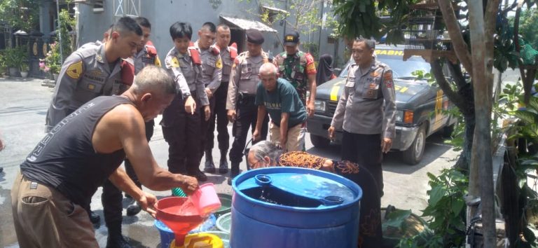 Ribuan Liter Air Bersih Dikucurkan di Kecamatan Deket