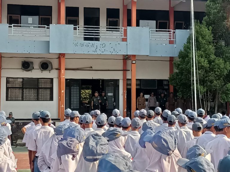 SMAN 1 Babat Jadi Jujukan Program Senin Berkibar