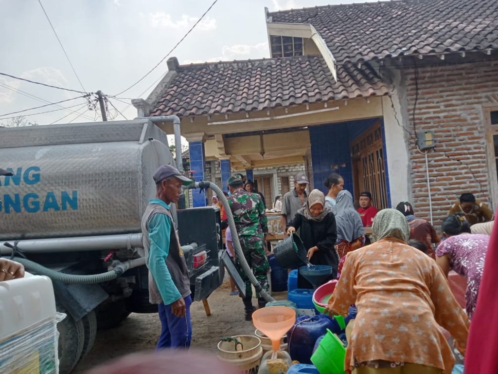 Sertu Subkhi Distribusikan Air Bersih