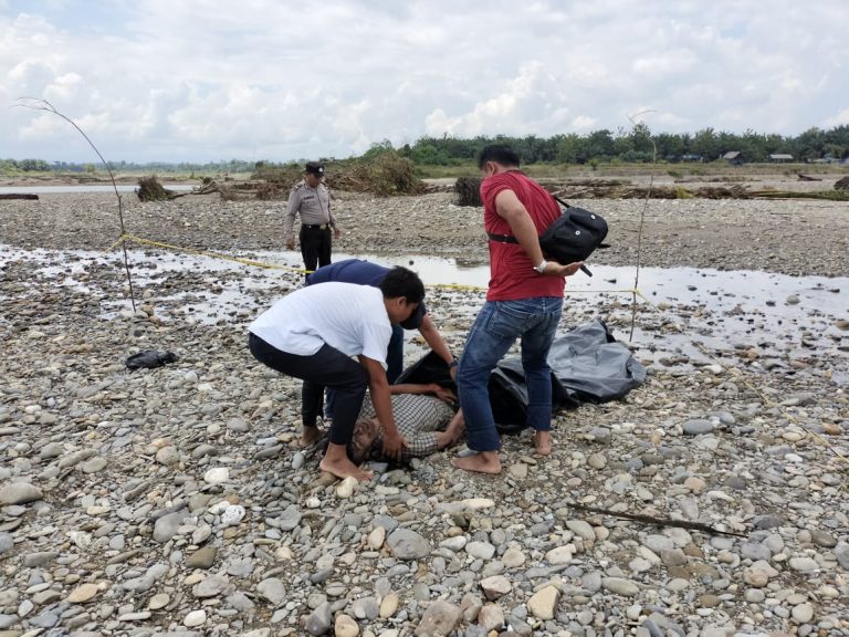 Sesosok Mayat Pria Ditemukan Di Aliran Sungai Batang Serangan