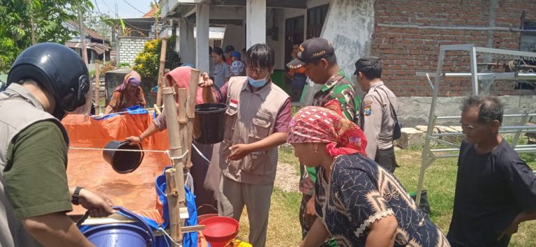  TNI, Polri dan BPBD Minimalisir Kelangkaan Air Bersih di Sarirejo