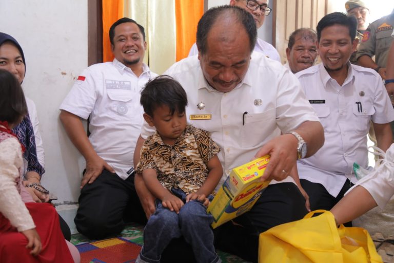 Wabup Asahan Taufik Zainal Abidin Serahkan Bantuan Makanan Tambahan Untuk Anak Stunting