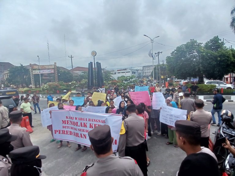 Warga Bangsal Demo Polres Tak Terima Kampungnya Disebut Markas Narkoba