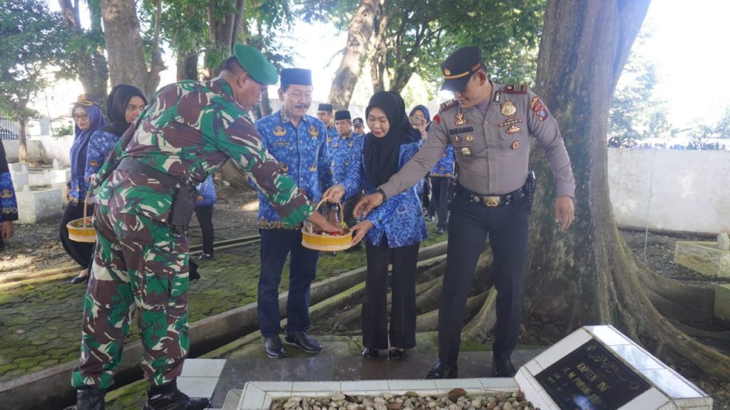 ASN Pemkab Langkat Ziarah Makam Pahlawan & Salurkan Bantuan