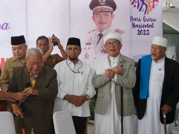 Asren Nasution Berulang Titikkan Air Mata di Hadapan Guru Senior