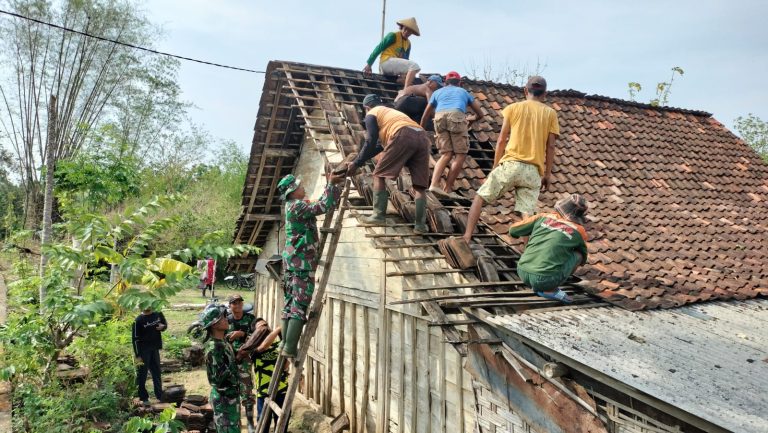 Babinsa Koramil Modo Bangun Kembali Rumah Warga Terdampak Puting Beliung