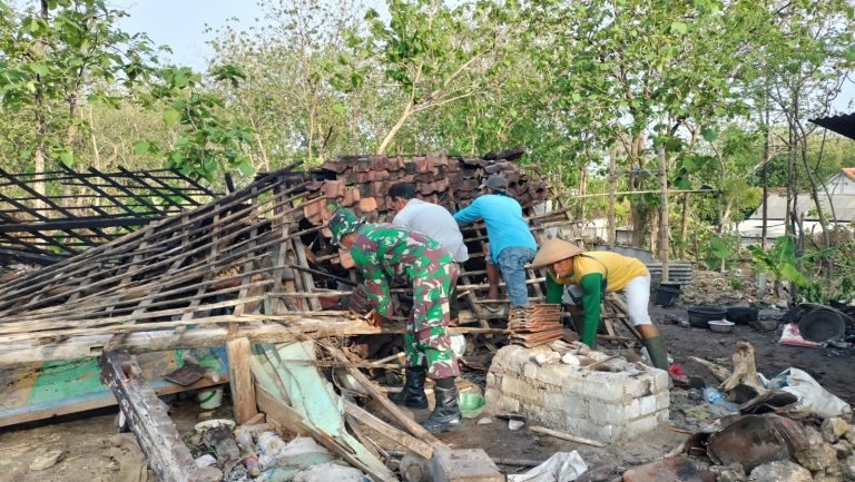 Babinsa dan BPBD Bersihkan Puing-Puing Bangunan Akibat Terjangan Puting Beliung