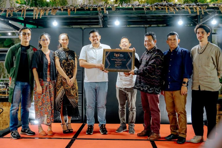 Bobby Nasution Terima Penghargaan Pelopor Kebangkitan Film Medan